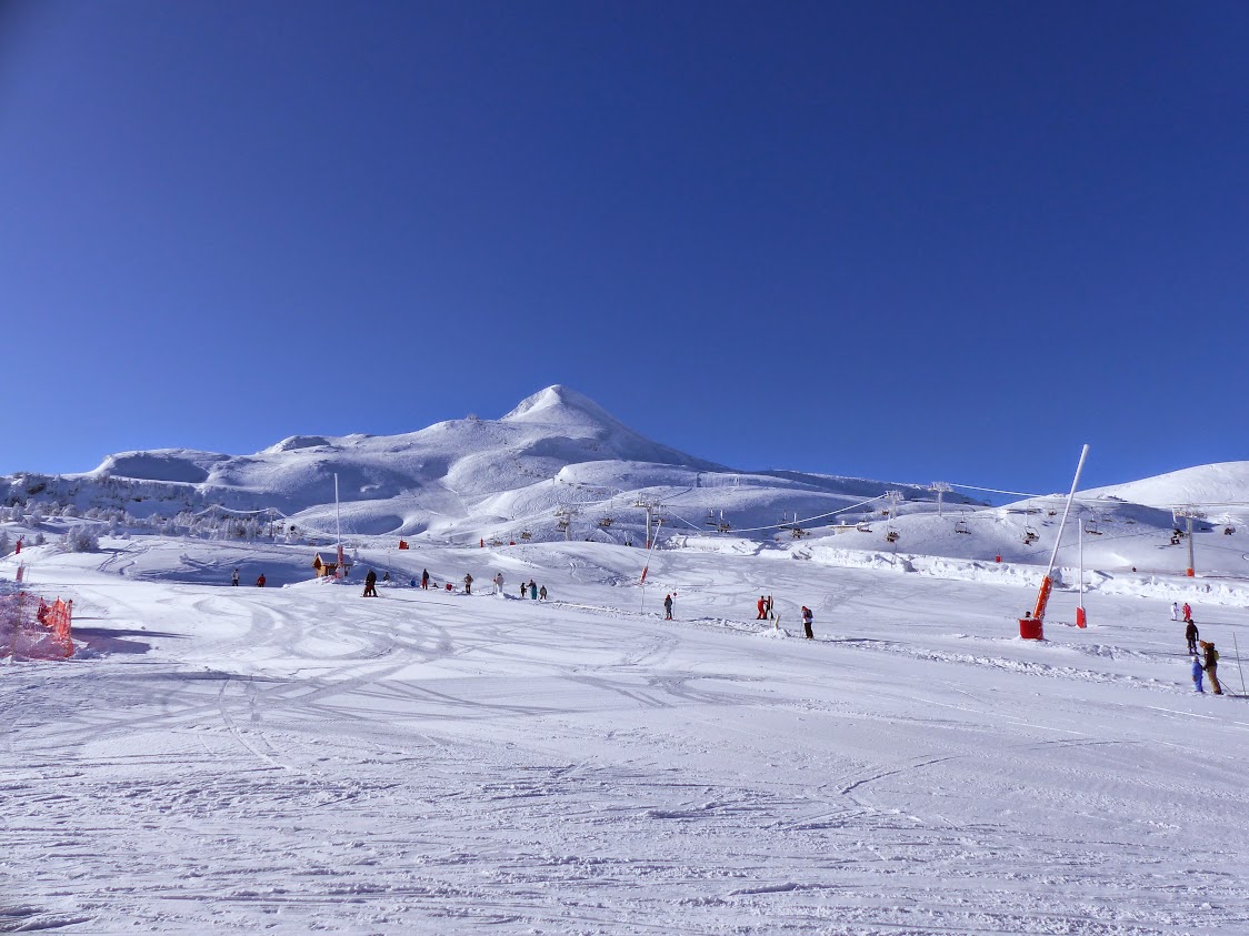 La Pierre-Saint-Martin, domaine skiable sous un grand ciel bleu