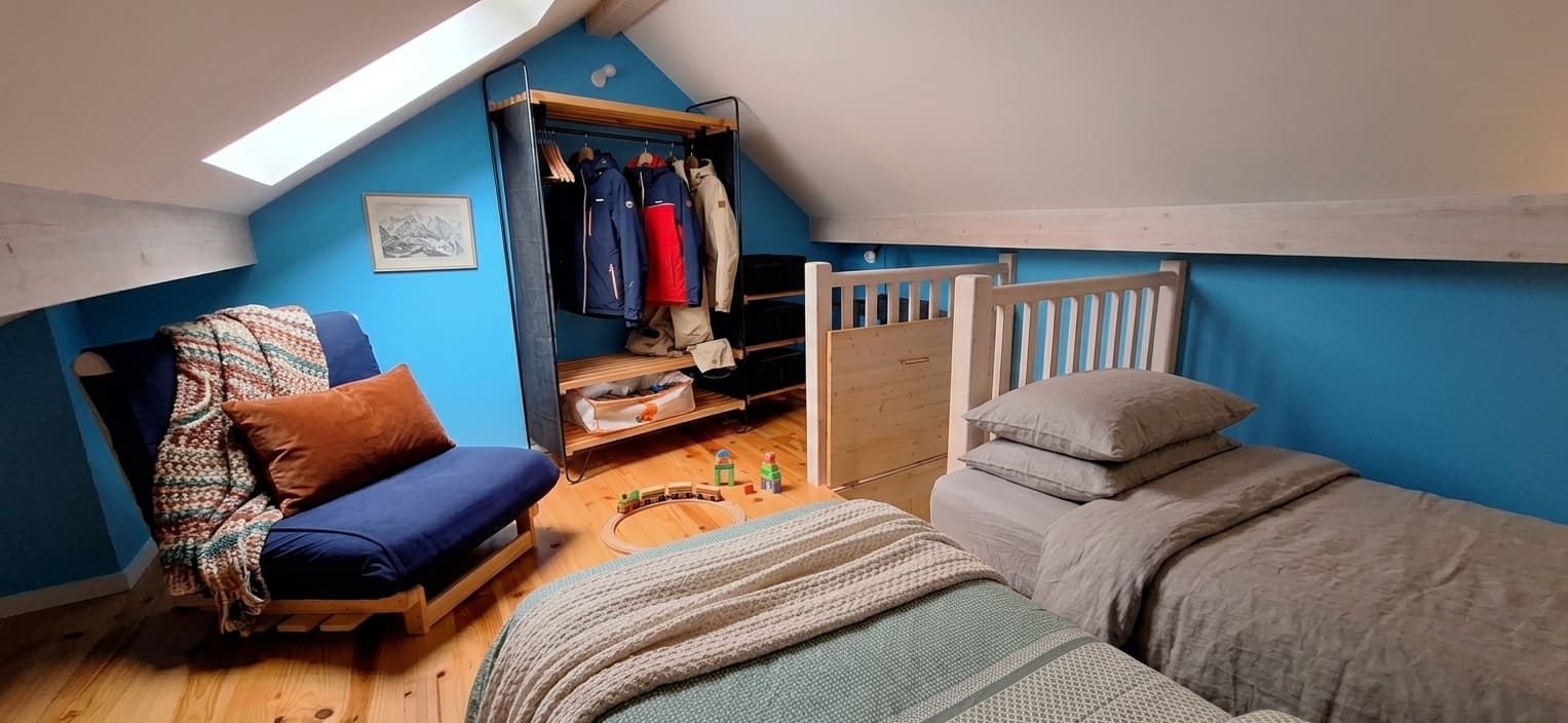 Chambre mezzanine bleue avec lits et rangements